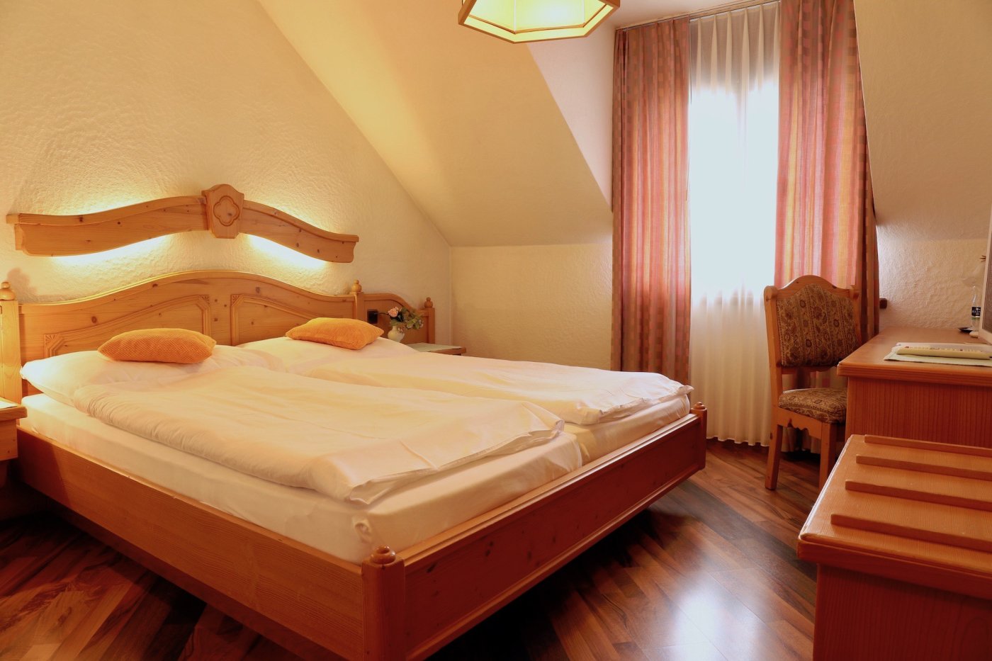 Helles Doppelzimmer im Hotel Weisses Kreuz
